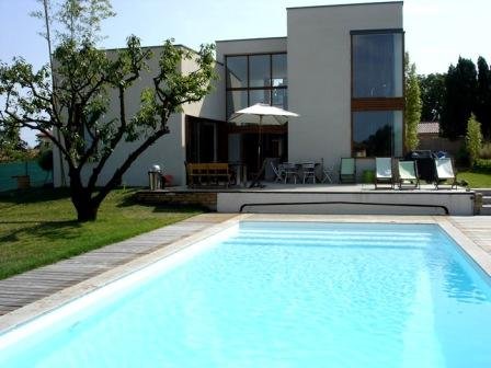 maison-design-moderne-toit-plat-piscine
