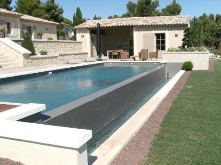 piscine-moderne-design-a-debordement-discount